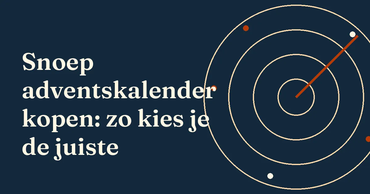 Houten adventskalender met genummerde deurtjes en gekleurd snoep op een tafel