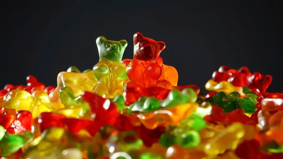 Gombeertjes in rood, geel en groen tegen een donkere ondergrond