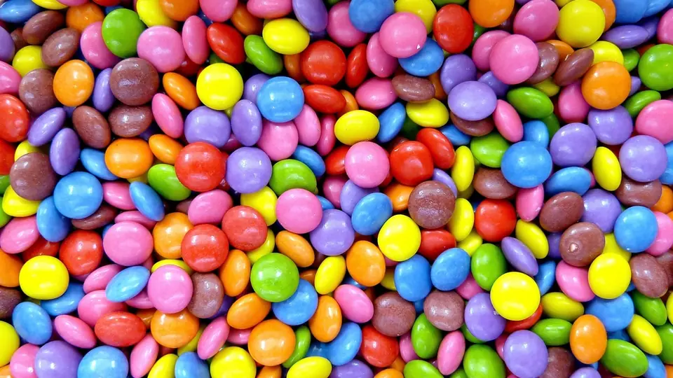 Kleurrijke chocoladelinzen dicht tegen elkaar