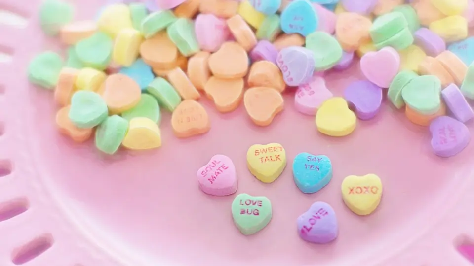 Pastelkleurige hartjes op een roze bordje