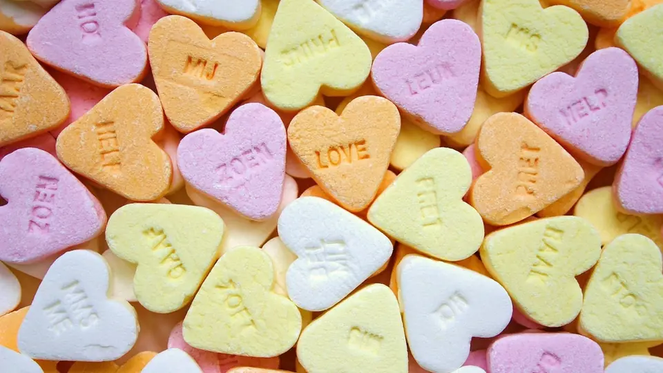Snoephartjes in geel, roze en paars